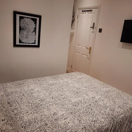 Lovely Home With Full En-Suite Double Bed Rooms-3